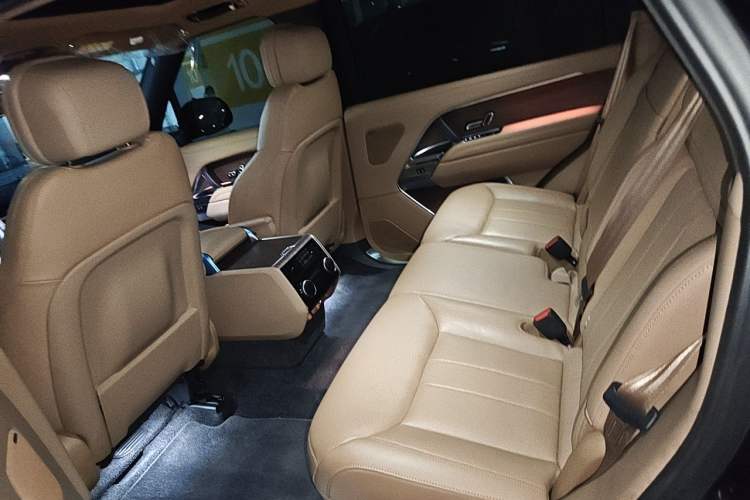 Used Land Rover Range 2025 3.0 L6 400 PS Extended Luxury Edition Left Rear Seat