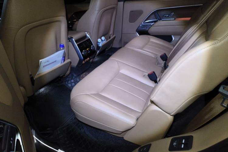 Used Land Rover Range 2025 3.0 L6 400 PS Extended Luxury Version 7-Seater Left Rear Seat