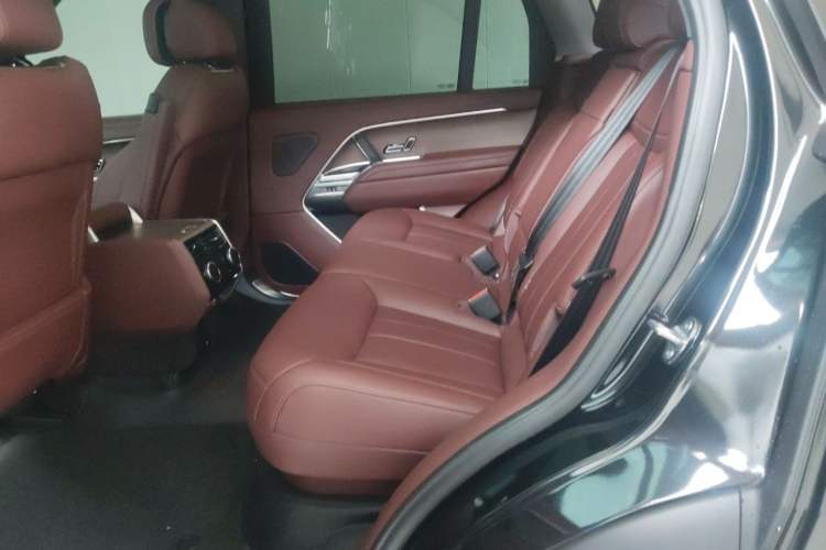 Used Land Rover Range 2025 3.0 L6 400 PS Extended Luxury Edition Left Rear Seat