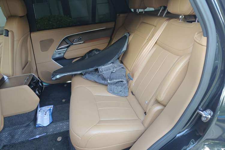 Used Land Rover Range 2025 3.0 L6 400 PS Extended Luxury Edition Left Rear Seat