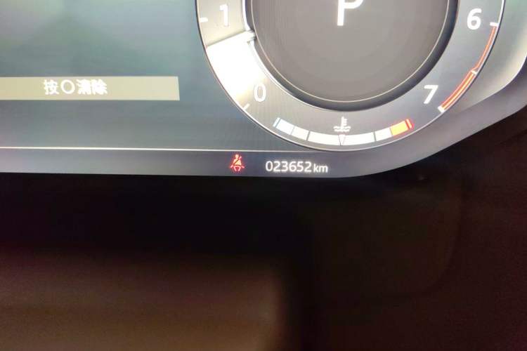 Used Land Rover Range 2025 3.0 L6 400 PS Extended Luxury Edition Odometer Close Up