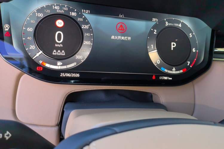 Used Land Rover Range 2025 3.0 L6 400 PS Extended Luxury Edition Odometer Close Up
