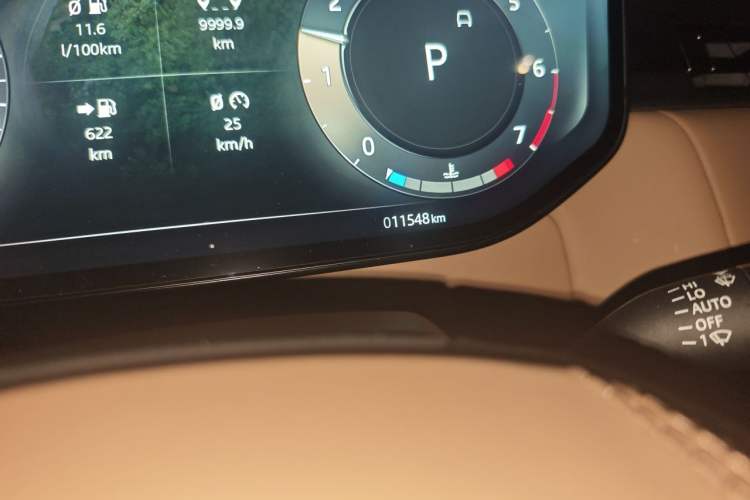 Used Land Rover Range 2025 3.0 L6 400 PS Extended Luxury Edition Odometer Close Up