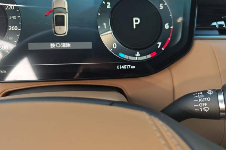 Used Land Rover Range 2025 3.0 L6 400 PS Extended Luxury Edition Odometer Close Up