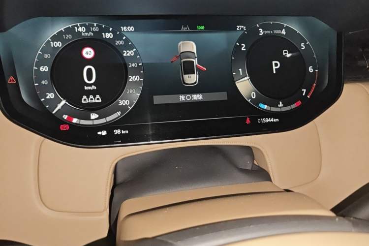 Used Land Rover Range 2025 3.0 L6 400 PS Extended Luxury Edition Odometer Close Up