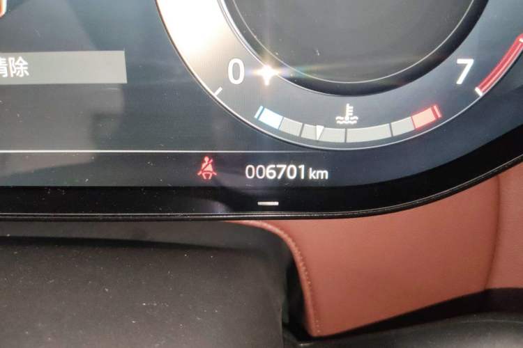 Used Land Rover Range 2025 3.0 L6 400 PS Extended Luxury Edition Odometer Close Up