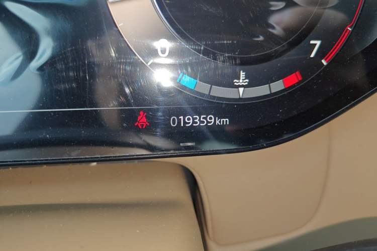 Used Land Rover Range 2025 3.0 L6 400 PS Extended Luxury Edition Odometer Close Up