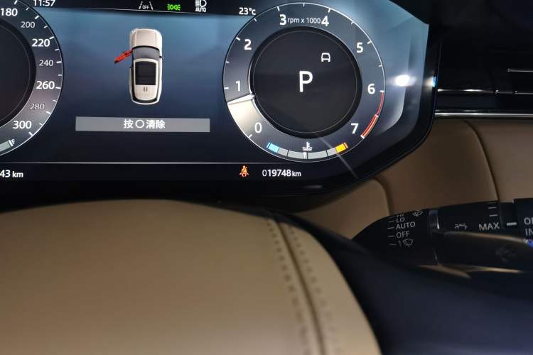 Used Land Rover Range 2025 3.0 L6 400 PS Extended Luxury Edition Odometer Close Up