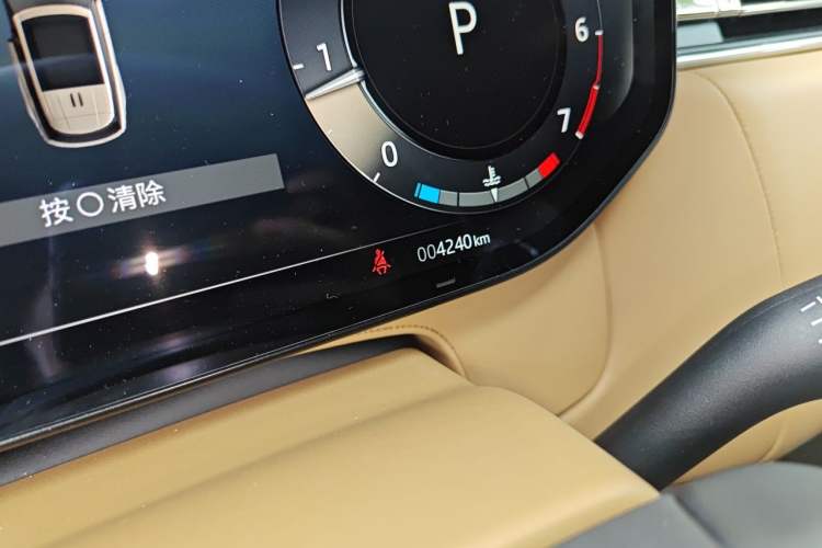 Used Land Rover Range 2025 3.0 L6 400 PS Extended Luxury Edition Odometer Close Up