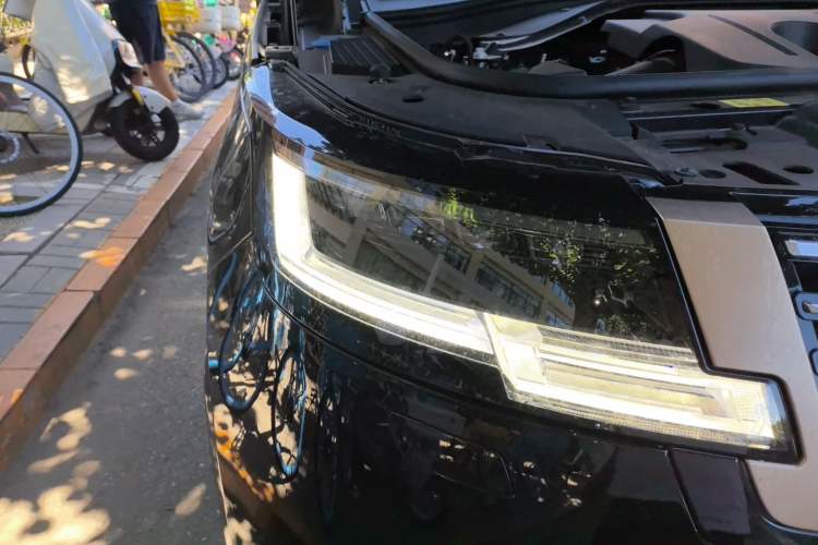 Used Land Rover Range 2025 3.0 L6 400 PS Extended Luxury Edition Right Front Headlight