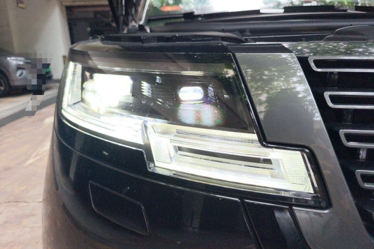 Used Land Rover Range 2025 3.0 L6 400 PS Extended-Length Genesis Edition Right Front Headlight