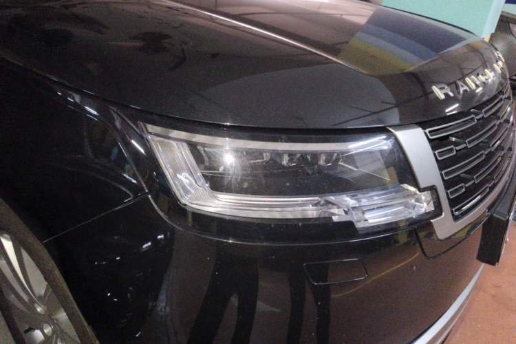 Used Land Rover Range 2025 3.0 L6 400 PS Extended Luxury Version 7-Seater Right Front Headlight