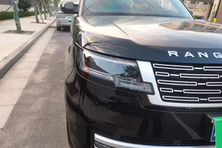 Used Land Rover Range 2025 3.0 L6 400 PS Extended-Length Genesis Edition Right Front Headlight