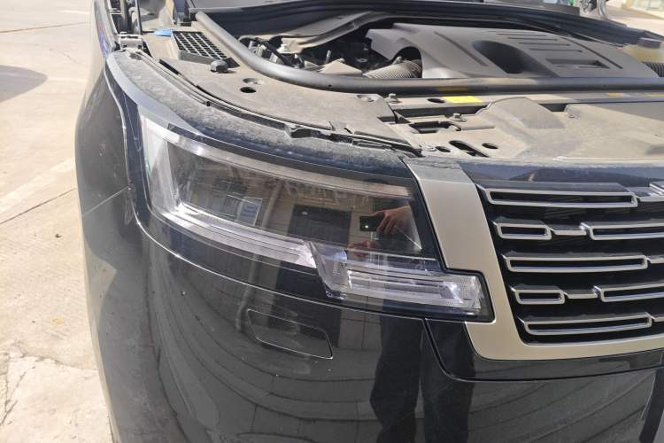 Used Land Rover Range 2025 3.0 L6 400 PS Extended Luxury Version 7-Seater Right Front Headlight