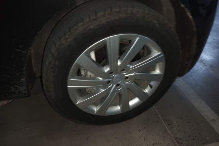 Used Land Rover Range 2025 3.0 L6 400 PS Extended Luxury Edition Right Front Wheel Hub