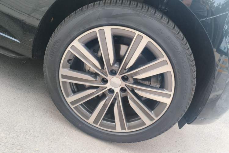 Used Land Rover Range 2025 3.0 L6 360 PS Grand Edition Right Front Wheel Hub
