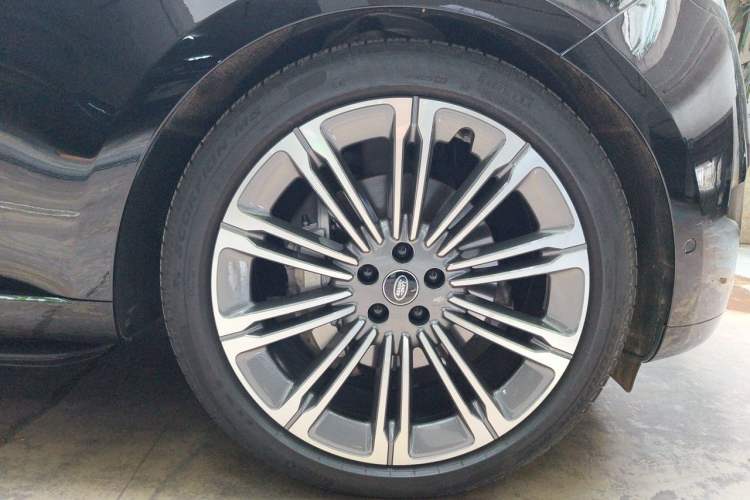 Used Land Rover Range 2025 3.0 L6 400 PS Extended-Length Genesis Edition Right Front Wheel Hub