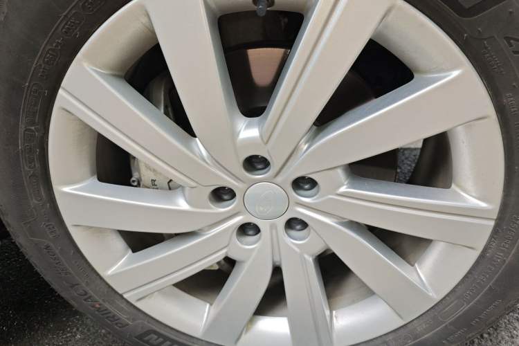 Used Land Rover Range 2025 3.0 L6 400 PS Extended Luxury Edition Right Front Wheel Hub
