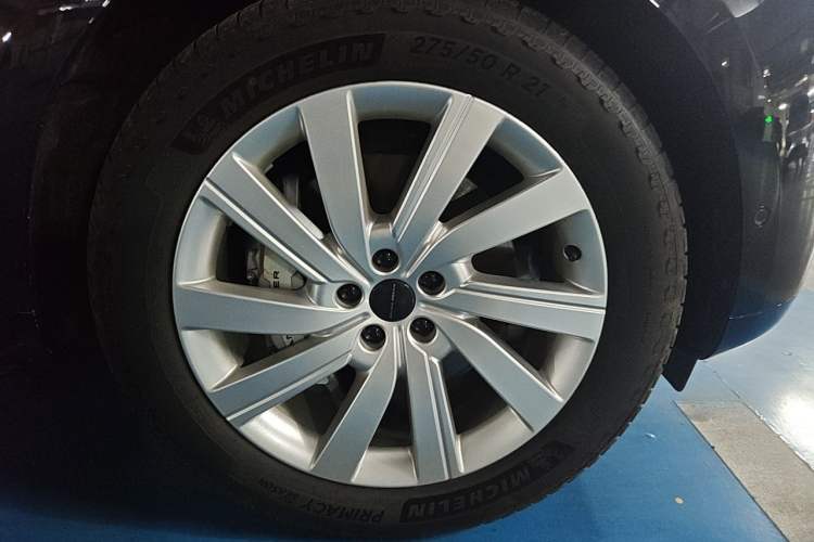 Used Land Rover Range 2025 3.0 L6 400 PS Extended Luxury Edition Right Front Wheel Hub