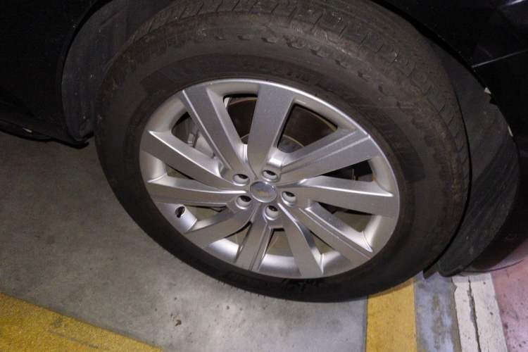 Used Land Rover Range 2025 3.0 L6 400 PS Extended Luxury Version 7-Seater Right Front Wheel Hub