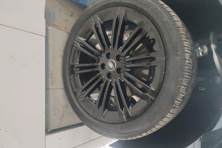 Used Land Rover Range 2025 3.0 L6 400 PS Extended Luxury Edition Right Front Wheel Hub
