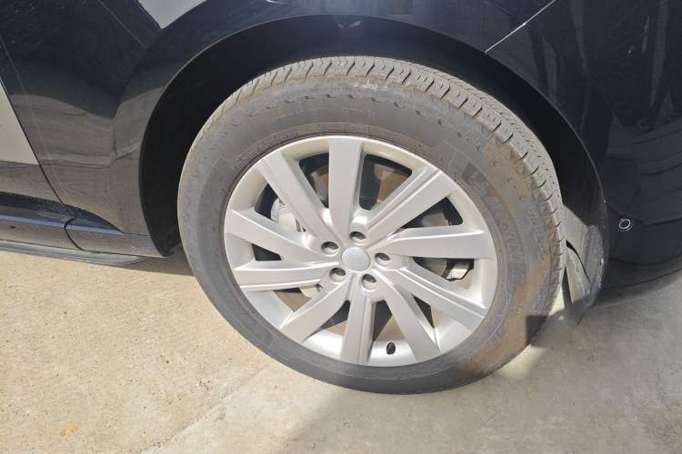 Used Land Rover Range 2025 3.0 L6 400 PS Extended Luxury Version 7-Seater Right Front Wheel Hub