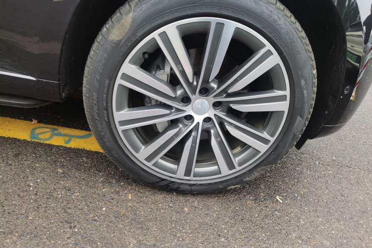 Used Land Rover Range 2025 3.0 L6 400 PS Extended-Length Genesis Edition Right Front Wheel Hub