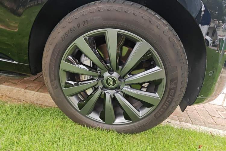 Used Land Rover Range 2025 3.0 L6 400 PS Extended Luxury Edition Right Front Wheel Hub