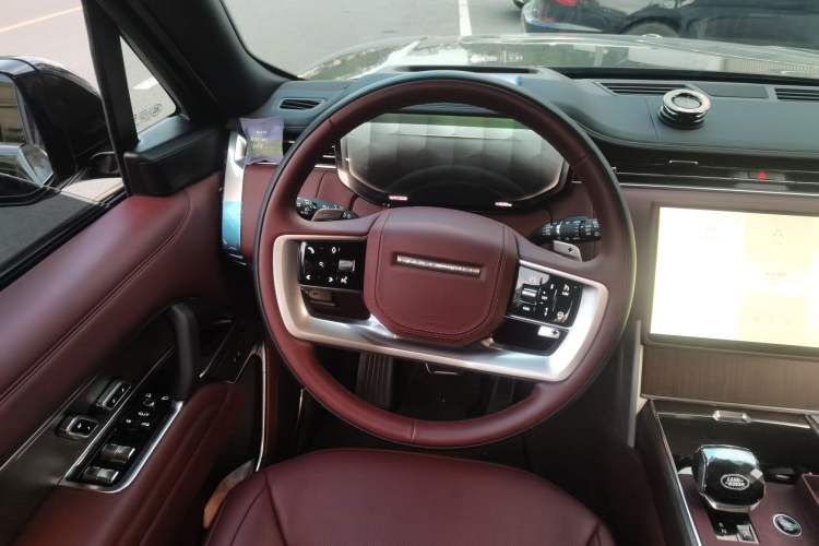 Used Land Rover Range 2025 3.0 L6 400 PS Extended-Length Genesis Edition Steering Wheel
