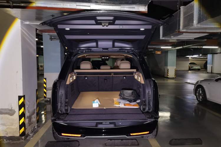 Used Land Rover Range 2025 3.0 L6 400 PS Extended Luxury Edition Trunk