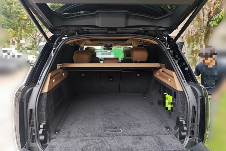 Used Land Rover Range 2025 3.0 L6 400 PS Extended Luxury Edition Trunk