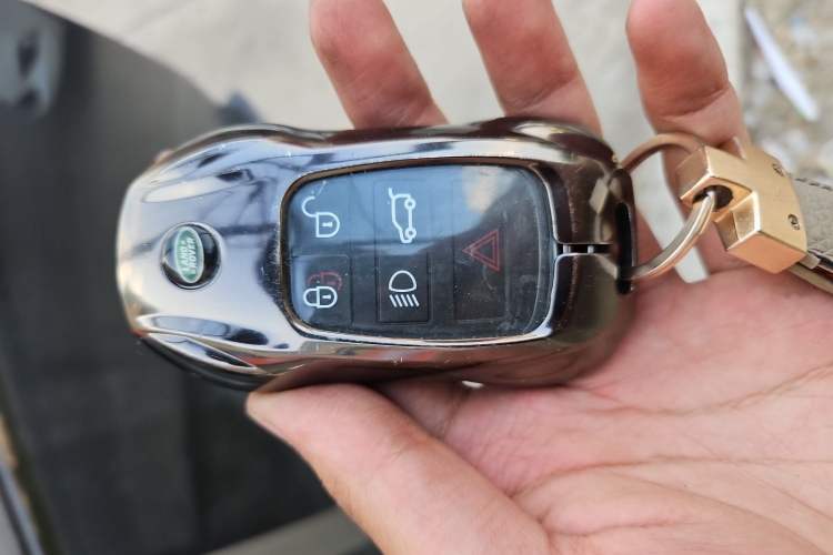 Used Land Rover Range 2025 3.0 L6 400 PS Extended Luxury Edition Vehicle Key