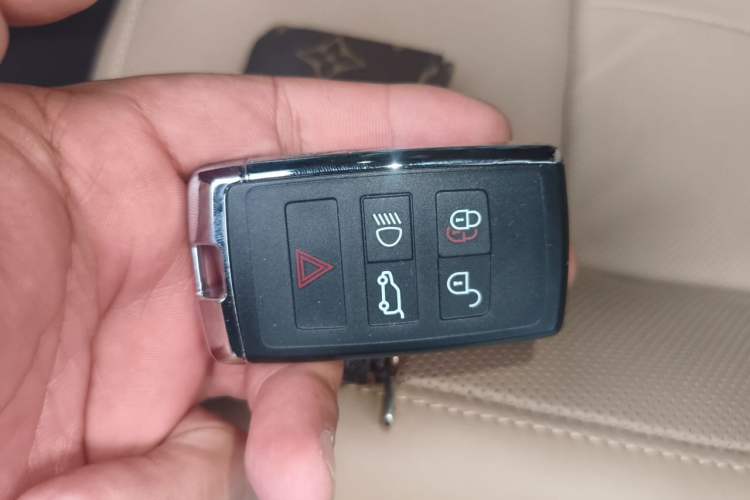 Used Land Rover Range 2025 3.0 L6 360 PS Grand Edition Vehicle Key
