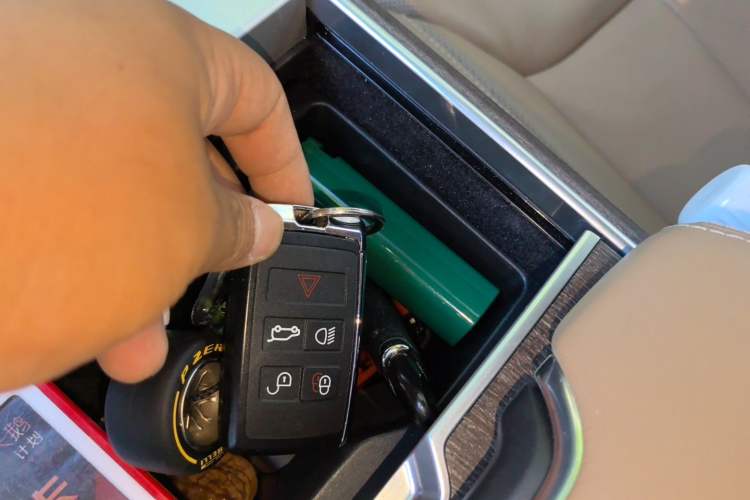 Used Land Rover Range 2025 3.0 L6 400 PS Extended Luxury Edition Vehicle Key