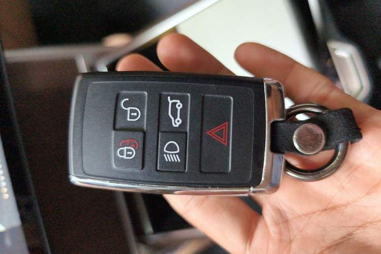 Used Land Rover Range 2025 3.0 L6 400 PS Extended-Length Genesis Edition Vehicle Key