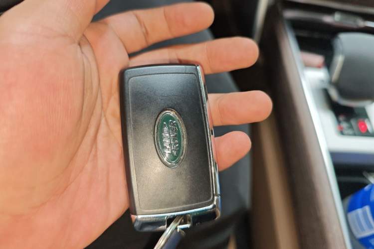 Used Land Rover Range 2025 3.0 L6 400 PS Extended Luxury Edition Vehicle Key