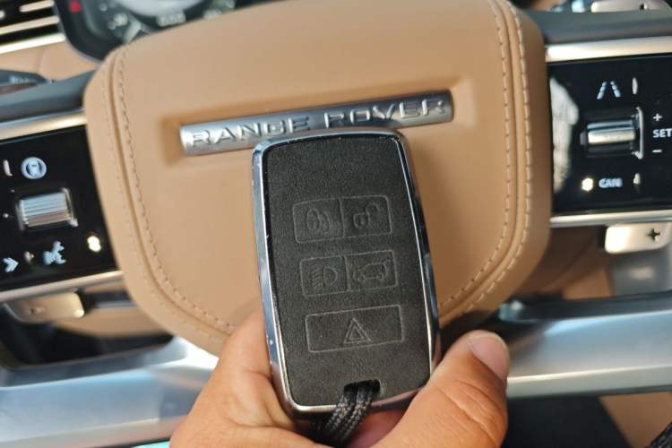 Used Land Rover Range 2025 3.0 L6 400 PS Extended Luxury Edition Vehicle Key