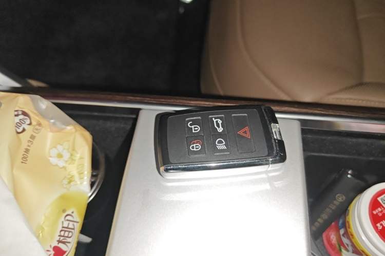 Used Land Rover Range 2025 3.0 L6 400 PS Extended Luxury Edition Vehicle Key