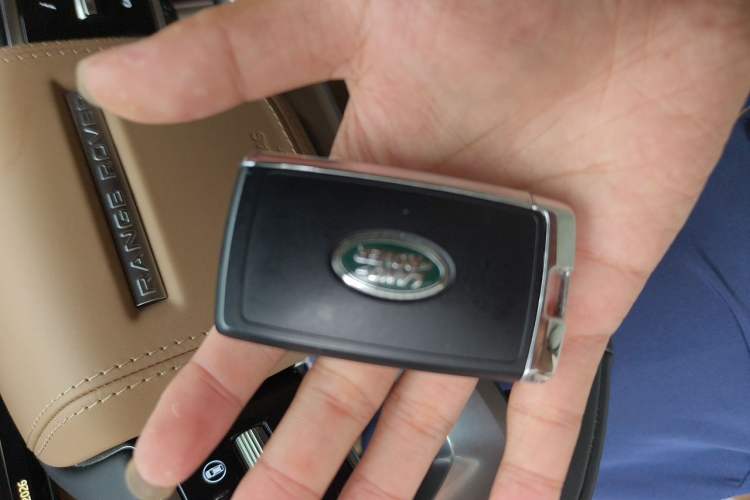 Used Land Rover Range 2025 3.0 L6 400 PS Extended Luxury Edition Vehicle Key