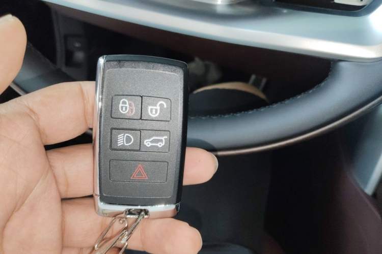 Used Land Rover Range 2025 3.0 L6 400 PS Extended Luxury Edition Vehicle Key