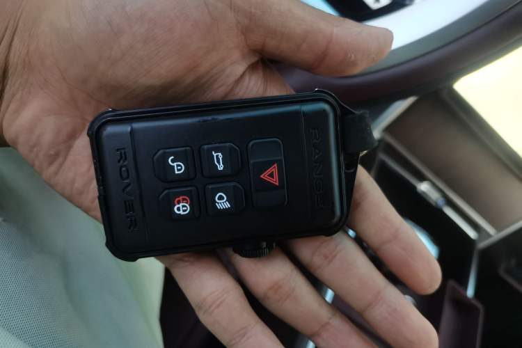 Used Land Rover Range 2025 3.0 L6 400 PS Extended-Length Genesis Edition Vehicle Key