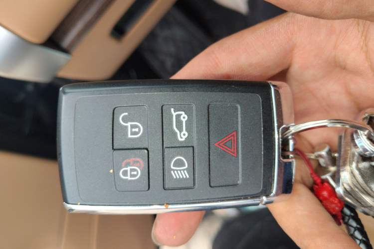 Used Land Rover Range 2025 3.0 L6 400 PS Extended Luxury Edition Vehicle Key