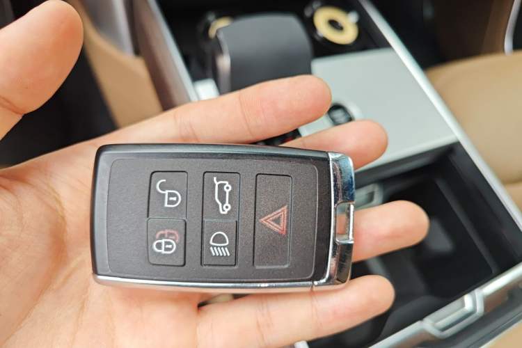 Used Land Rover Range 2025 3.0 L6 400 PS Extended Luxury Edition Vehicle Key