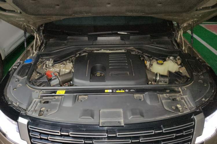 Used Land Rover Range 2025 3.0 L6 400 PS Extended-Length Genesis Edition Engine Bay