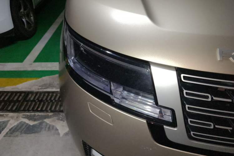 Used Land Rover Range 2025 3.0 L6 400 PS Extended-Length Genesis Edition Right Front Headlight