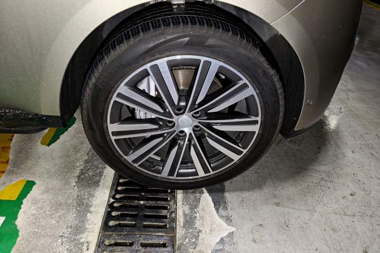 Used Land Rover Range 2025 3.0 L6 400 PS Extended-Length Genesis Edition Right Front Wheel Hub