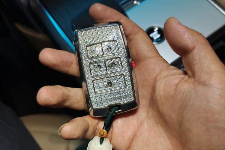 Used Land Rover Range 2025 3.0 L6 400 PS Extended-Length Genesis Edition Vehicle Key