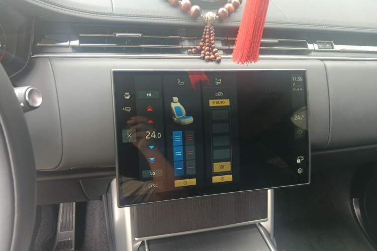 Used Land Rover Range 2025 3.0 L6 400 PS Extended Luxury Edition Audio And AC Panel
