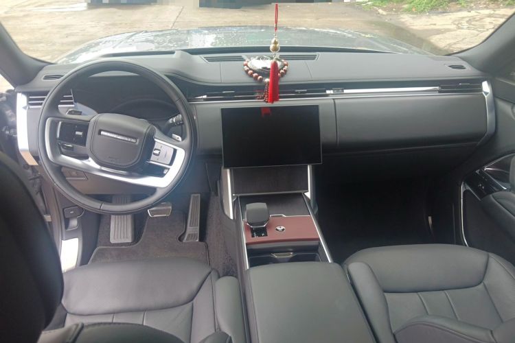 Used Land Rover Range 2025 3.0 L6 400 PS Extended Luxury Edition Center Console