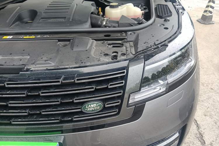 Used Land Rover Range 2025 3.0 L6 400 PS Extended Luxury Edition Engine Bay Left